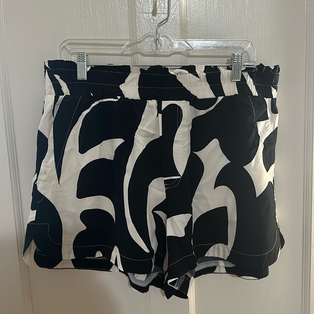A new day size large, black and white crêpe fabric elastic waste pull on shorts